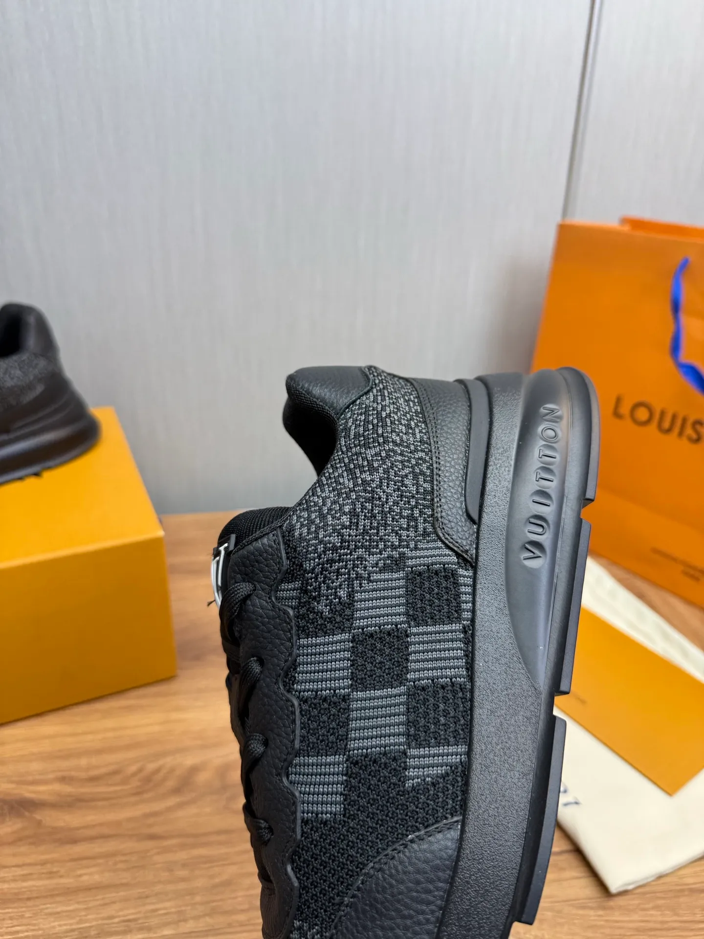 Men's shoes 💰640💰 LOUIS VUITTON [Luden Yiwei] The new trendy Lv is on the market 🎁, casual and fashionable men's shoes 👟 The upper is made of high-count and high-density fly weave + cowhide mesh lining, the original wear-resistant rubber outsole, the version is simple and elegant, exclusive for trendy men. 38-45 (45 is custom-made and cannot be returned or exchanged)